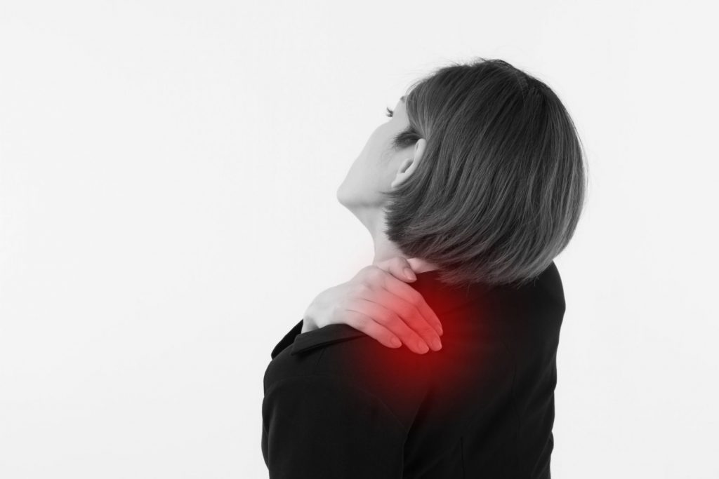 כאבים בשכמות ובכתפיים? 6 טיפים לשחרור